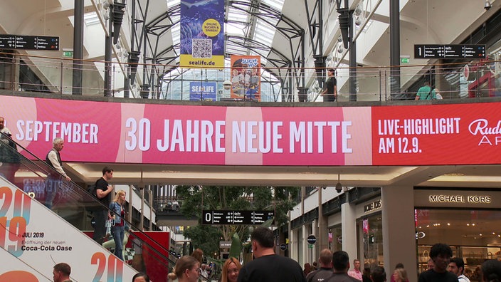 Das volle Einkaufszentrum Centro von innen mit einem großen Schriftzug "30 Jahre Neue Mitte"