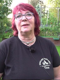 Martina Weiher steht im Garten.