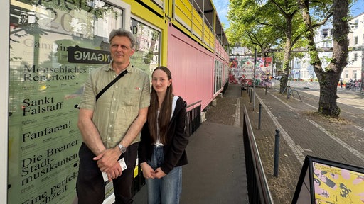 Ingo Kreis mit seine Tochter Tonia am Theater in Oberhausen