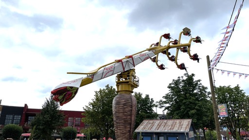 Das Karusell "Erdbeerdöner" in "Karls Erlebnisdorf" in Oberhausen, ein sich drehender Dönerspieß