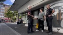 Mieter Andreas und Tanja Poörschke reden mit dem Hausmeister des Europahauses Christian Schneider 