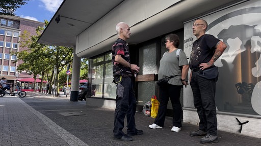 Mieter Andreas und Tanja Poörschke reden mit dem Hausmeister des Europahauses Christian Schneider 