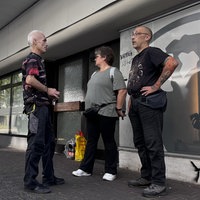 Mieter Andreas und Tanja Poörschke reden mit dem Hausmeister des Europahauses Christian Schneider 