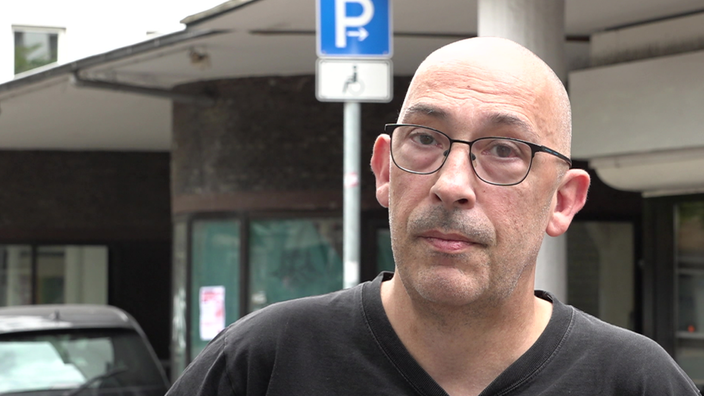 Andreas Pörschke steht draußen vorm Europahaus