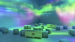 In der Ausstellung stehen mehrere Holzkisten in einem Raum, der mit Polarlichtern ausgeleuchtet ist