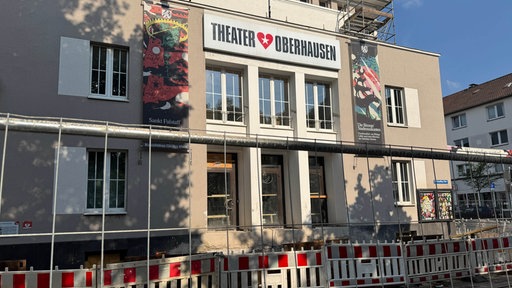 Das Theater Oberhausen mit roten Absperrgittern davor