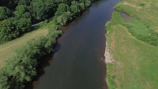 Drohnenbild auf die Ruhr mit leichtem Ölfilm auf dem Wasser