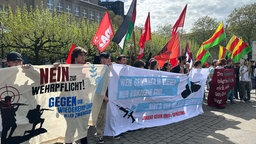 Teilnehmer der Friedensdemonstration "Ostermarsch Rhein-Ruhr 2025"