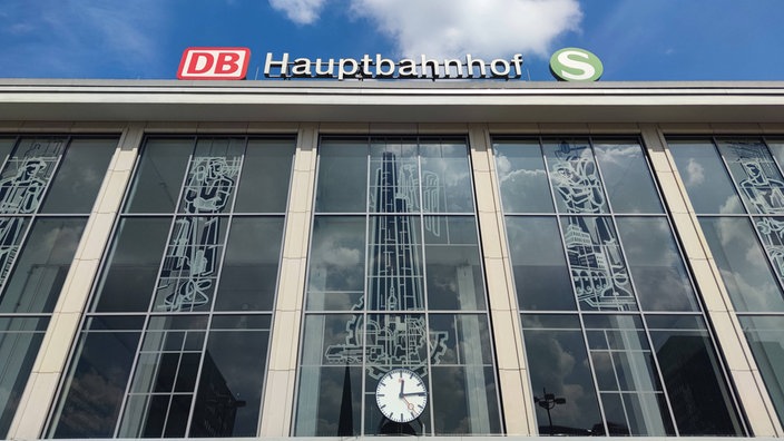 Die Eingangshalle des Dortmunder Hauptbahnhofs von außen