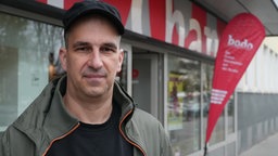 Bodo-Redaktionsleiter Bastian Pütter steht vor dem Ladenlokal des Vereins am Dortmunder Schwanenwall