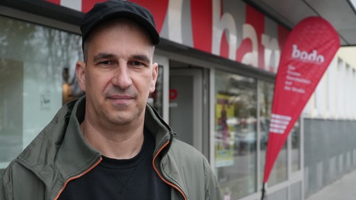 Bodo-Redaktionsleiter Bastian Pütter steht vor dem Ladenlokal des Vereins am Dortmunder Schwanenwall