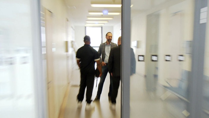 Die beiden Klagenden mit ihrem Anwalt im Gerichtsfoyer