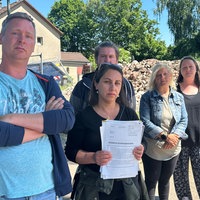 Anwohner der Essener Siedlung Litterode stehen vor den Trümmern ihrer Nachbarhäuser
