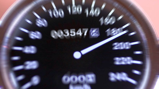 Ein Tachometer zeigt über 180 km/h an
