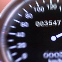Ein Tachometer zeigt über 180 km/h an