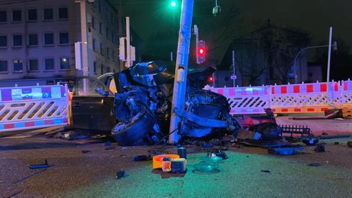 Völlig zerstörtes Auto nach einem mutmaßlichen illegalen Autorennen in Dortmund am 28.11.25