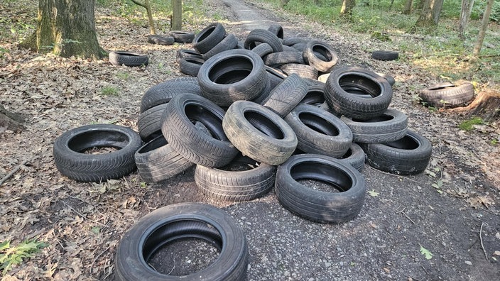 Illegale Reifenentsorgung im Wald in Bergkamen