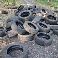 Illegale Reifenentsorgung im Wald in Bergkamen