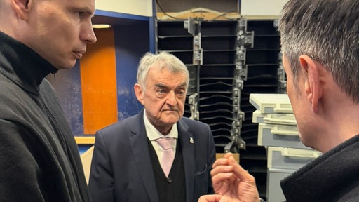 Innenminister Herbert Reul gemeinsam mit Polizeibeamten im Tresorraum der Sparkasse Gelsenkirchen-Buer am 21.01.2026