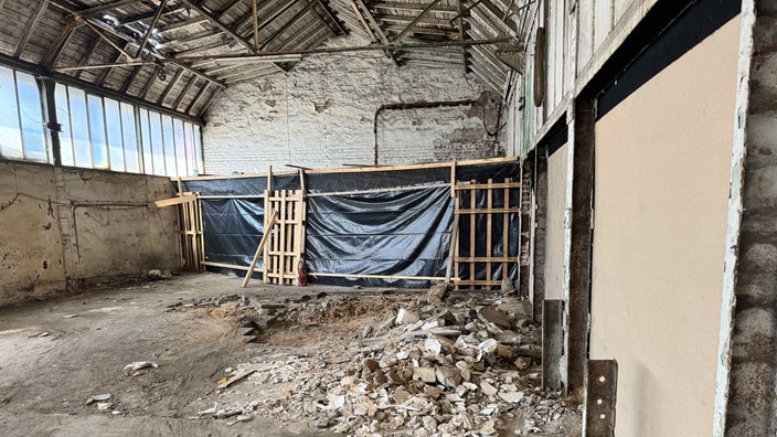 Eine alte Halle, überall liegt Bauschutt - hier möchte Jens Lobert bald "Rheingold" brauen