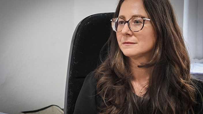 Portraitbild von Lisa Chiarelli Rechtsanwältin aus Dortmund, eine dunkelhaarige Frau mit Brille.