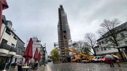 Die Kirche St. Viktor in Schwerte, sie ist hinter einem Gerüst zu sehen