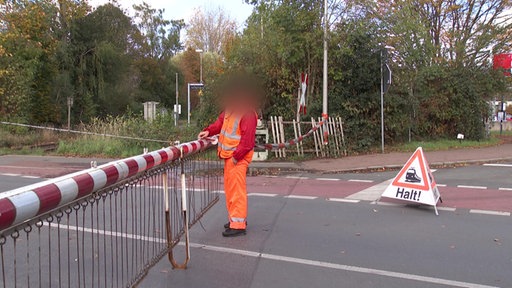 Bahnminarbeiter am Bahnübergang in Selm