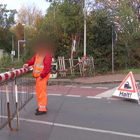 Bahnminarbeiter am Bahnübergang in Selm
