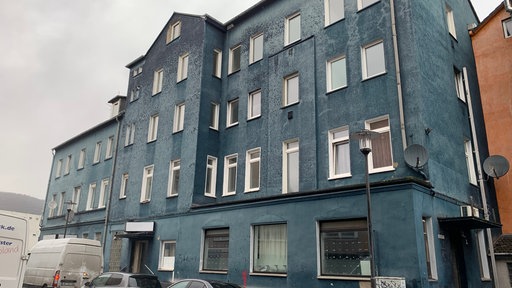 Ein großes, blaues, ungepflegtes Haus