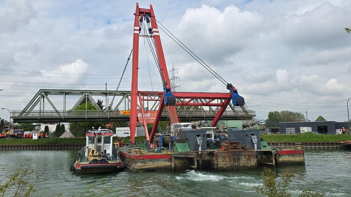 Das Bild zeigt die Schwebende Brücken über dem Wesel-Datteln-Kanal