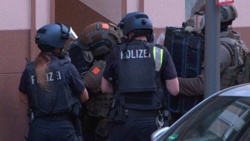 Spezialeinsatzkräfte der Polizei vor einer Haustür