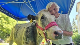 Seniorin Gertrud Salz kuschelt mit Heidi