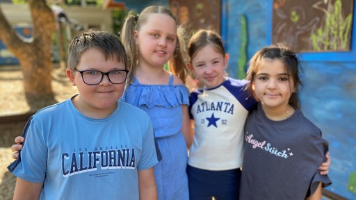 Das Bild zeigt Kinder, die beim Demokratieprojekt gegen Gewalt an ihrer Grundschule in Essen mitmachen.