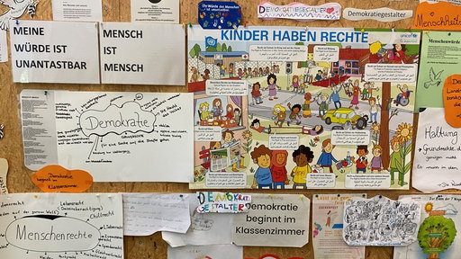 Das Bild zeigt ein Demokratieprojekt gegen Gewalt an der Maria-Kunigunda-Grundschule in Essen.