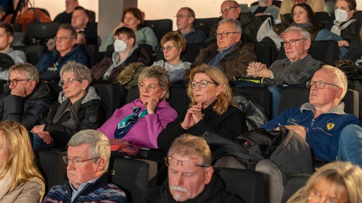 Betroffene des Sparkassen-Einbruchs in Gelsenkirchen sitzen beim WDR Lokalzeit Stadtgespräch im Schauburg Filmpalast