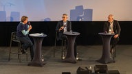 Das Podium beim WDR Lokazeit Stadtgespräch: Moderatorin Judith Schulte-Loh, Sparkassen-Chef Michael Klotz und Polizeipräsident Tim Frommeyer
