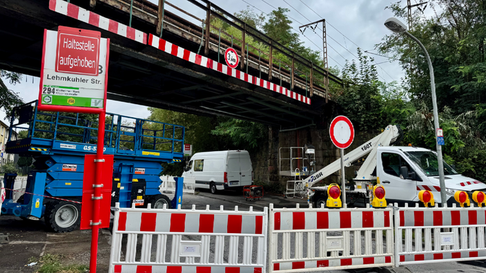 Die nun gesperrte Straße unter der Brücke.