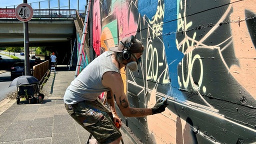 Sprayer besprühen Wände unter der A40 in Essen bei "Hafendampf-Graffiti-Festival" am 20.05.25