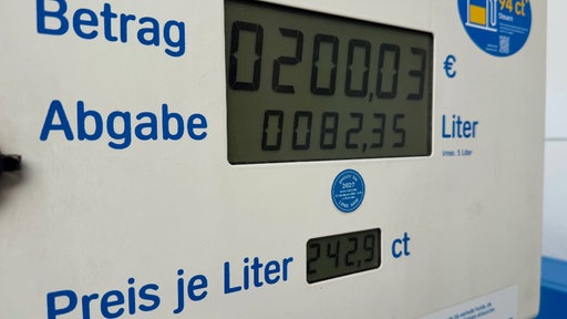 Eine Zapfsäule zeigt über 200 Euro für 80 Liter Diesel 