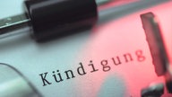 Symbolbild: Ein Blatt Papier in einer Schreibmaschine, auf dem das Wort "Kündigung" steht