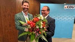 Thomas Kufen bekommt einen Blumenstrauß überreicht