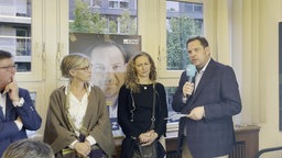 Daniel Schranz hält eine Rede nach seiner Wahlniederlage.