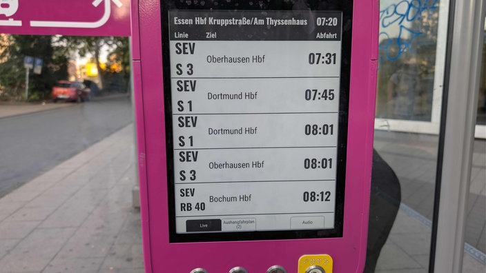 Anzeigetafel an einer Haltestelle: Schienenersatzverkehr bei S-Bahnen und Regionalbahnen