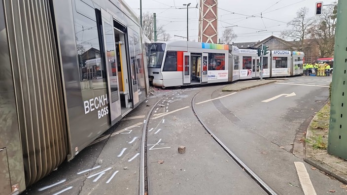 Die entgleiste Straßenbahn