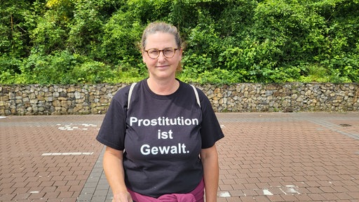 Frau mit schwarzem T-Shirt