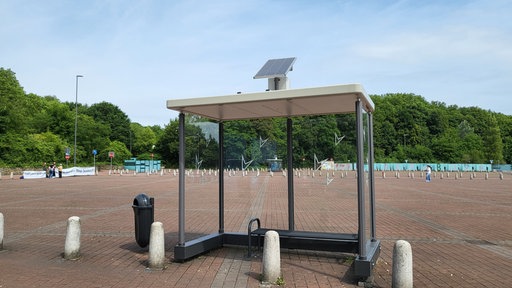 Buswartehäuschen in grau