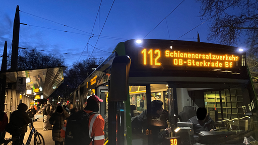 Personen nutzen die Ersatzbusse in Oberhausen.