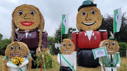Strohpuppen Familie aus aufeinandergestapelten Strohballen