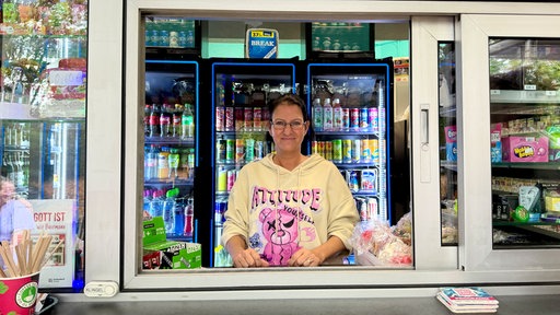 Daniela Grolius, Besitzerin von "Husemanns Büdchen" in Duisburg-Neumühl in ihrem Kiosk