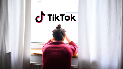 Mensch mit Depressionen und Tik Tok Symbol